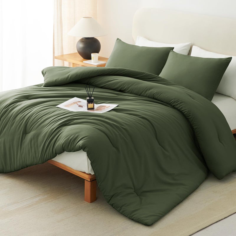 CozyLux طقم لحاف الملكة CozyLux باللون الأخضر الزيتوني الداكن مكون من 3 قطع طقم سرير مبطن سادة قابل للتنفس طقم سرير ناعم فاخر منفوش مع لحاف بديل من الأسفل طوال الموسم (لحاف واحد و2 كيس وسادة) - Image 1
